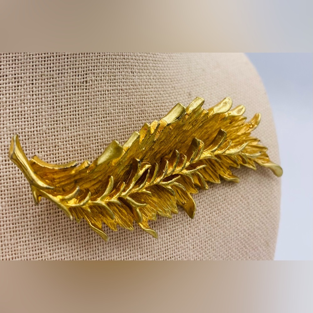 Vintage Hattie Carnegie Signed Gold Leaf Dimensional Textured  Brooch